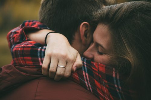 девушка обнимает парня за шею