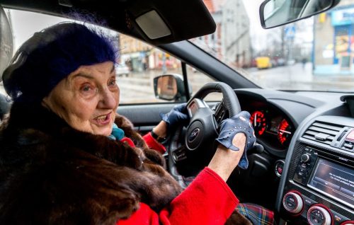 Старушка за рулем автомобиля