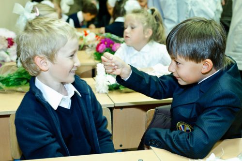 Школьник показывает фигу другому