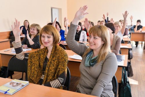 Учителя за партой
