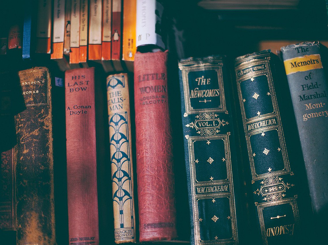 Книги на полке
